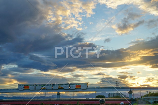 立日橋と夕暮れの秋空（立川市）