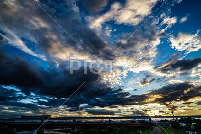立日橋と夕暮れの秋空（立川市）