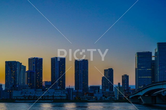 東京都中央区の高層マンション群と夕景