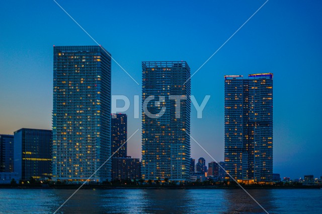 東京都中央区の高層マンション群と夕景