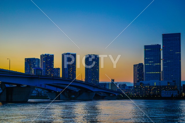 東京都中央区の高層マンション群と夕景