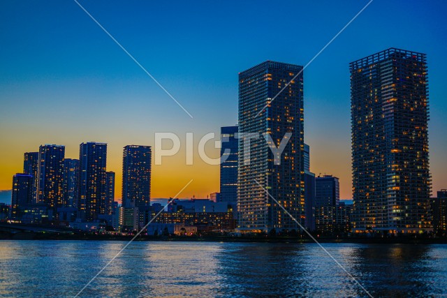 東京都中央区の高層マンション群と夕景