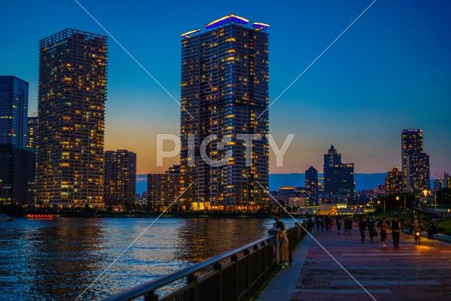 東京都中央区の高層マンション群と夕景