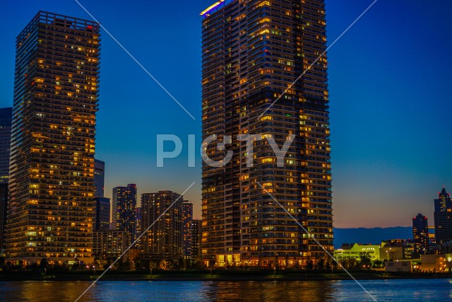 東京都中央区の高層マンション群と夕景