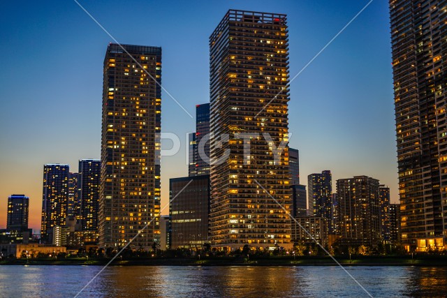 東京都中央区の高層マンション群と夕景