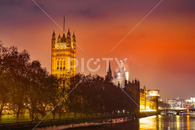 ウェストミンスター宮殿の夜景（イギリス・ロンドン）