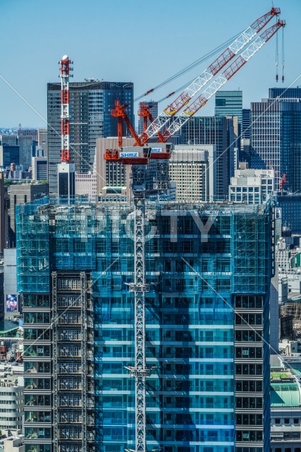 東京の街並みと建設中のビル