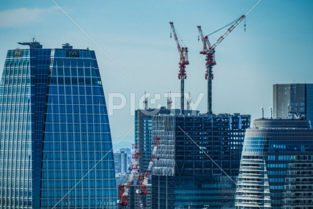 東京の街並みと建設中のビル
