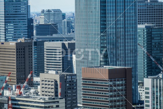 東京の街並みと建設中のビル