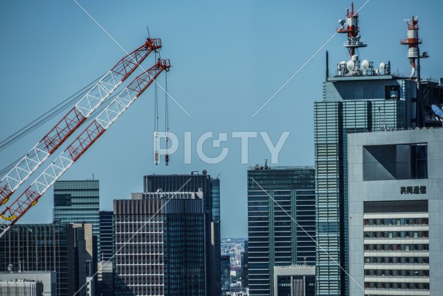 東京の街並みと建設中のビル