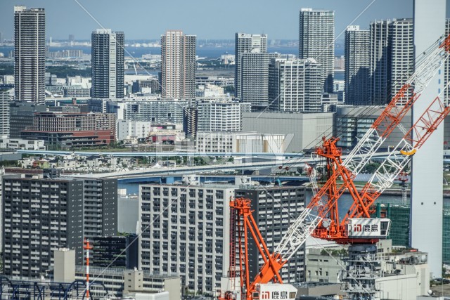 東京の街並みと建築中のビル