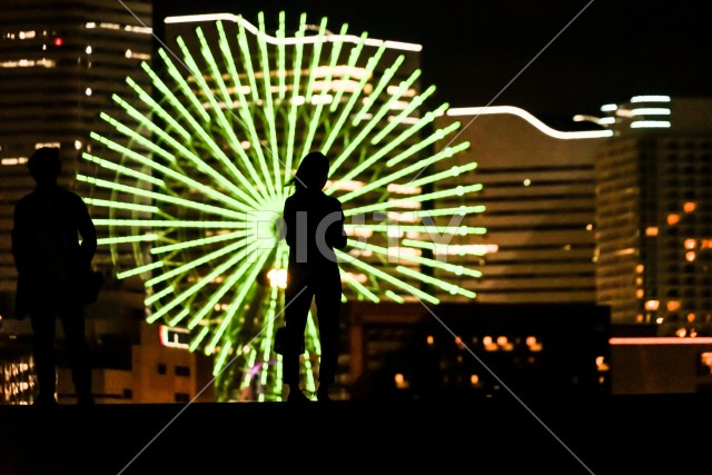 みなとみらいの夜景と人々のシルエット