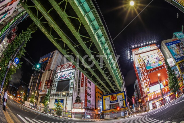 秋葉原の街並み（夜）