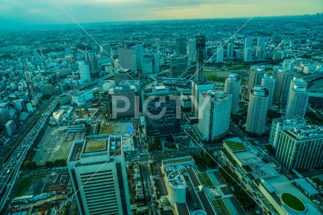 横浜ランドマークタワーから見えるみなとみらいの夕景