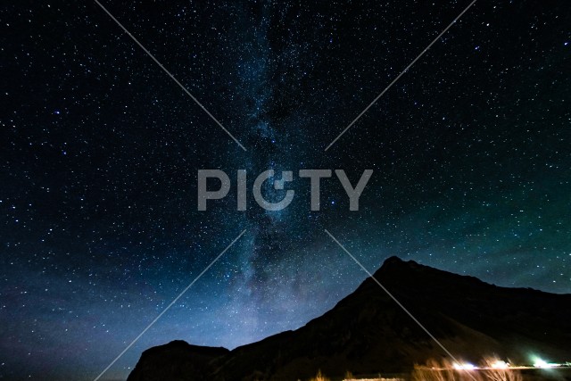 山のシルエットと星空（アイスランド）