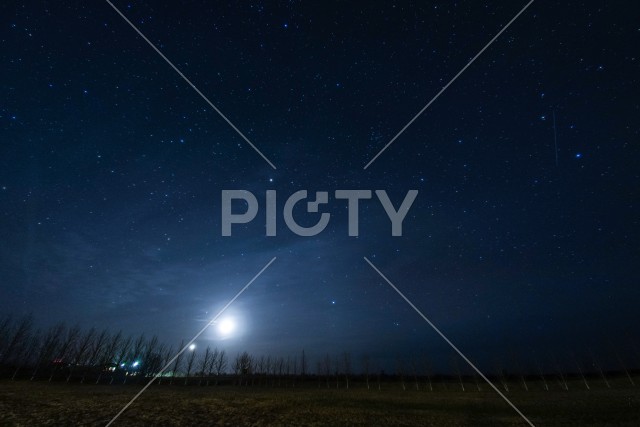 アイスランドの草原と星空