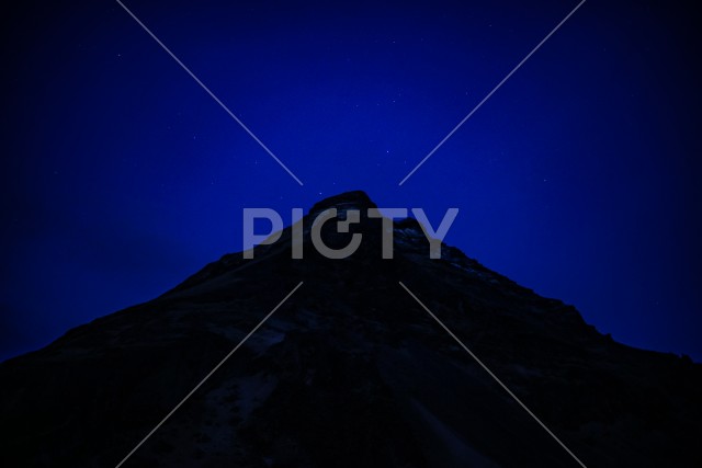 山のシルエットと星空（アイスランド）