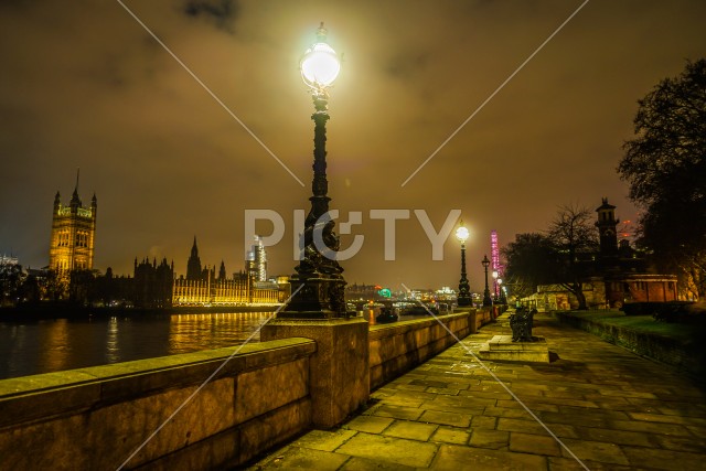 ウェストミンスター宮殿の夜景（イギリス・ロンドン）