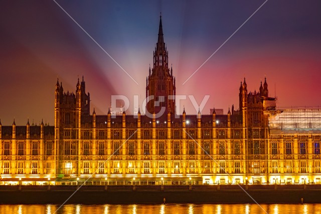 ウェストミンスター宮殿の夜景（イギリス・ロンドン）