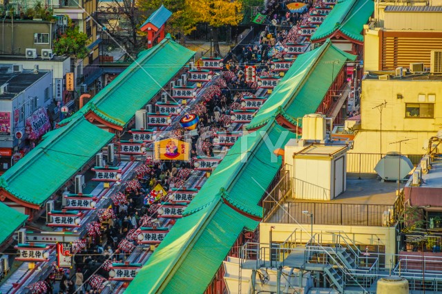 夕焼けに照らされた浅草の仲見世通り