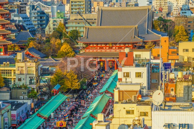 夕焼けに照らされた浅草の仲見世通り