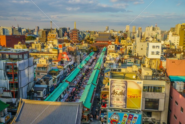 夕焼けに照らされた浅草の仲見世通り