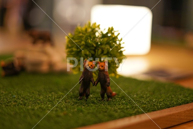レッサーパンダのフィギュアとサバンナ