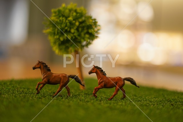 馬のフィギュアとサバンナのイメージ