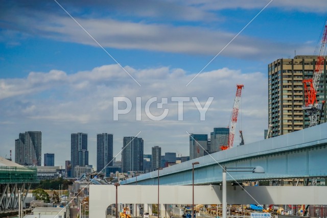 ゆりかもめの線路と東京の街並み