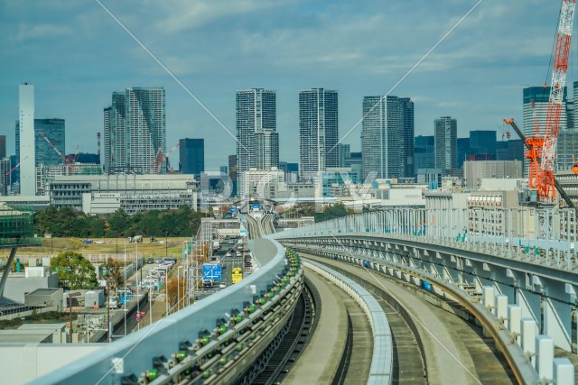 ゆりかもめの線路と東京の街並み
