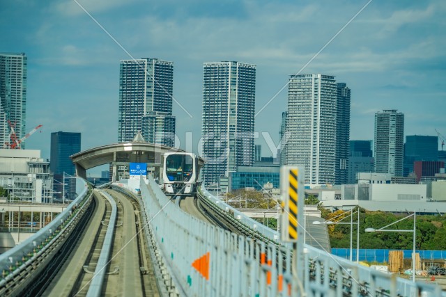 ゆりかもめの線路と東京の街並み