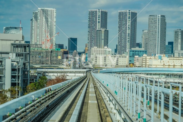 ゆりかもめの線路と東京の街並み