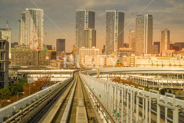 ゆりかもめの線路と東京の街並み