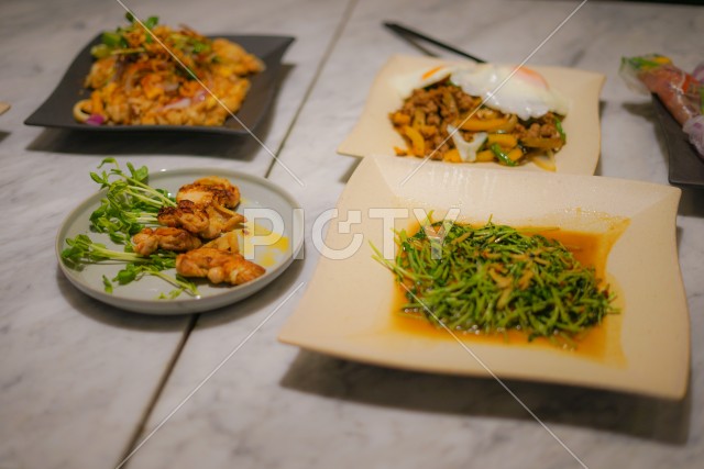 皿に盛り付けられたタイ料理