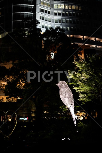 六本木の町並みと鳥のオブジェ