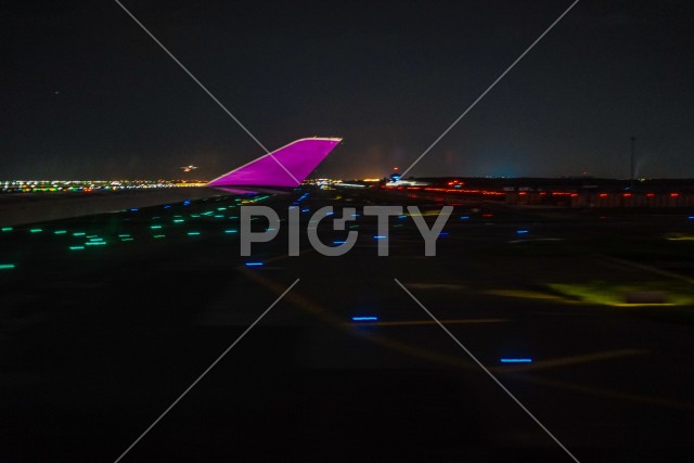 飛行機の窓から見える夜景