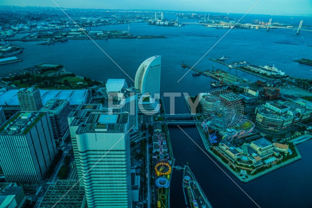 横浜ランドマークタワーから見えるみなとみらいの夕景