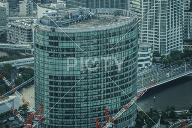 横浜ランドマークタワーから見える夕方のオフィス街