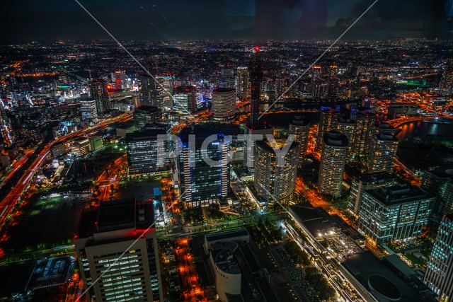 横浜ランドマークタワーから見えるみなとみらいの夜景
