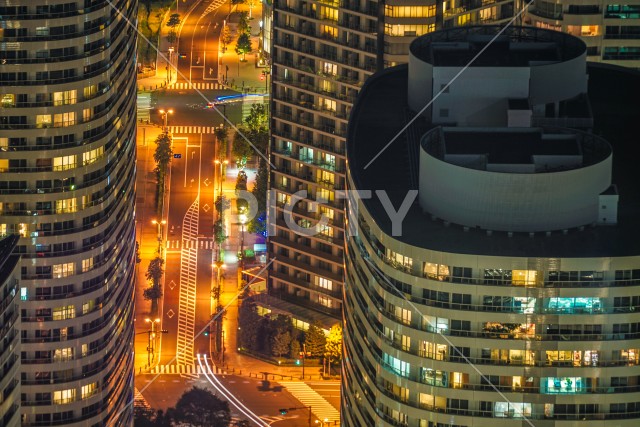 横浜ランドマークタワーから見えるマンション群と道路
