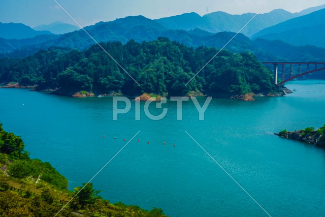 宮ヶ瀬ダムと虹の大橋（神奈川県）