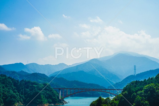 宮ヶ瀬ダムと虹の大橋（神奈川県）