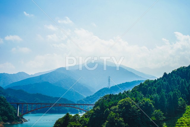 宮ヶ瀬ダムと虹の大橋（神奈川県）