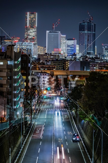 横浜みなとみらいのビル群の夜景と交通