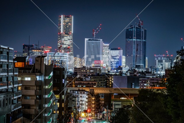 横浜みなとみらいのビル群の夜景と交通