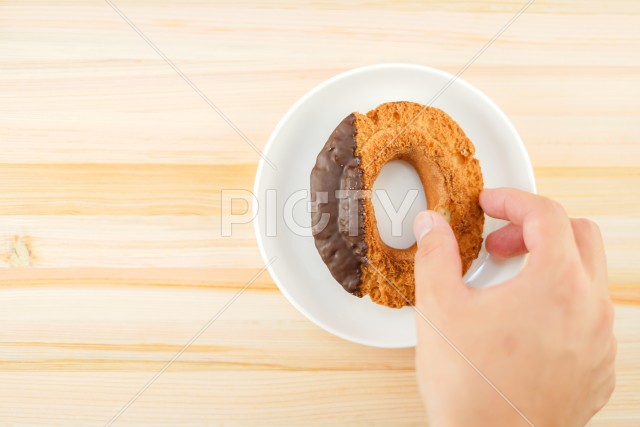 皿に置かれたチョコレートドーナツ