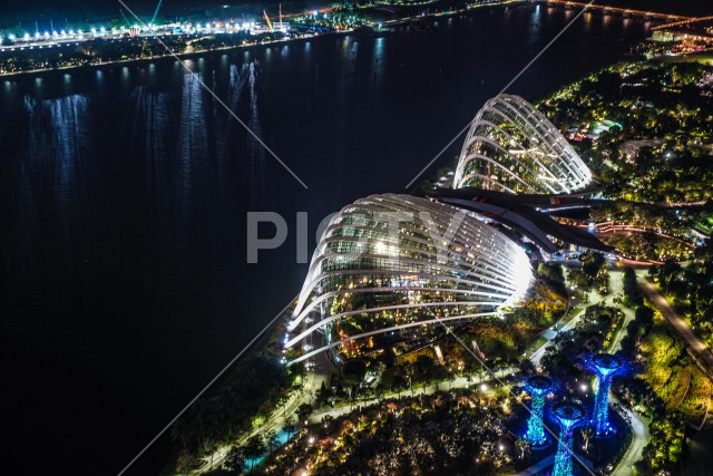 マリーナ・ベイ・サンズ展望台からの夜景（シンガポール）