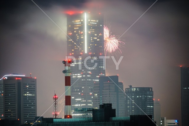 横浜ランドマークタワーと花火（トワイライトスパークリング2019）