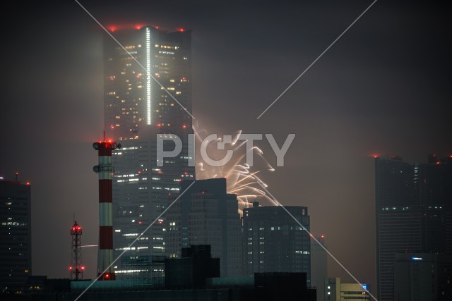 横浜ランドマークタワーと花火（トワイライトスパークリング2019）