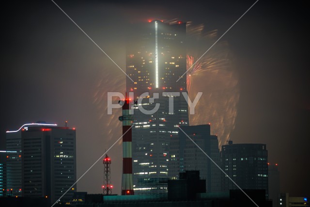 横浜ランドマークタワーと花火（トワイライトスパークリング2019）